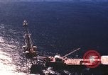 Standbild Offshore Oil Rig Atlantik, 1965, aus Sekunde 20 historischem Filmmaterial Videoclip 65675061602