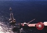 Standbild Offshore Oil Rig Atlantik, 1965, aus Sekunde 22 historischem Filmmaterial Videoclip 65675061602