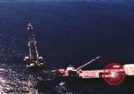 Standbild Offshore Oil Rig Atlantik, 1965, aus Sekunde 23 historischem Filmmaterial Videoclip 65675061602