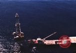 Standbild Offshore Oil Rig Atlantik, 1965, aus Sekunde 24 historischem Filmmaterial Videoclip 65675061602