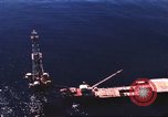 Standbild Offshore Oil Rig Atlantik, 1965, aus Sekunde 25 historischem Filmmaterial Videoclip 65675061602