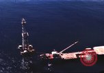 Standbild Offshore Oil Rig Atlantik, 1965, aus Sekunde 26 historischem Filmmaterial Videoclip 65675061602