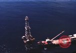 Standbild Offshore Oil Rig Atlantik, 1965, aus Sekunde 29 historischem Filmmaterial Videoclip 65675061602