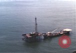 Standbild Offshore Oil Rig Atlantik, 1965, aus Sekunde 30 historischem Filmmaterial Videoclip 65675061602