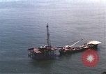 Standbild Offshore Oil Rig Atlantik, 1965, aus Sekunde 31 historischem Filmmaterial Videoclip 65675061602