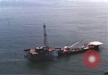Standbild Offshore Oil Rig Atlantik, 1965, aus Sekunde 32 historischem Filmmaterial Videoclip 65675061602