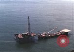 Standbild Offshore Oil Rig Atlantik, 1965, aus Sekunde 33 historischem Filmmaterial Videoclip 65675061602