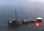 Standbild Offshore Oil Rig Atlantik, 1965, aus Sekunde 34 historischem Filmmaterial Videoclip 65675061602