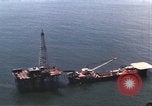Standbild Offshore Oil Rig Atlantik, 1965, aus Sekunde 37 historischem Filmmaterial Videoclip 65675061602