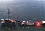 Standbild Offshore Oil Rig Atlantik, 1965, aus Sekunde 42 historischem Filmmaterial Videoclip 65675061602