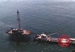 Standbild Offshore Oil Rig Atlantik, 1965, aus Sekunde 47 historischem Filmmaterial Videoclip 65675061602