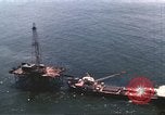 Standbild Offshore Oil Rig Atlantik, 1965, aus Sekunde 48 historischem Filmmaterial Videoclip 65675061602