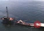 Standbild Offshore Oil Rig Atlantik, 1965, aus Sekunde 49 historischem Filmmaterial Videoclip 65675061602