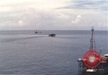 Standbild Offshore Oil Rig Atlantik, 1965, aus Sekunde 56 historischem Filmmaterial Videoclip 65675061602