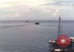 Standbild Offshore Oil Rig Atlantik, 1965, aus Sekunde 58 historischem Filmmaterial Videoclip 65675061602
