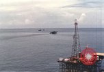 Standbild Offshore Oil Rig Atlantik, 1965, aus Sekunde 60 historischem Filmmaterial Videoclip 65675061602