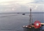 Standbild Offshore Oil Rig Atlantik, 1965, aus Sekunde 61 historischem Filmmaterial Videoclip 65675061602