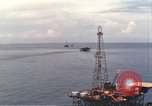Standbild Offshore Oil Rig Atlantik, 1965, aus Sekunde 62 historischem Filmmaterial Videoclip 65675061602