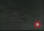 Standbild B-17 Flying Fortress Bomber europäische Theater, 1944, aus Sekunde 59 historischem Filmmaterial Videoclip 65675061609