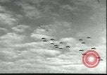 Standbild B-17 Flying Fortress Bomber europäische Theater, 1944, aus Sekunde 60 historischem Filmmaterial Videoclip 65675061609