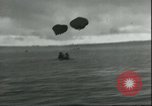 Standbild 8 Luftwaffen Besatzungsmitglieder Nordsee, 1945, aus Sekunde 33 historischem Filmmaterial Videoclip 65675061612