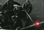 Standbild 8 Luftwaffen Besatzungsmitglieder Nordsee, 1945, aus Sekunde 40 historischem Filmmaterial Videoclip 65675061612