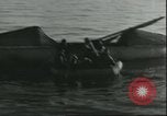 Standbild 8 Luftwaffen Besatzungsmitglieder Nordsee, 1945, aus Sekunde 43 historischem Filmmaterial Videoclip 65675061612