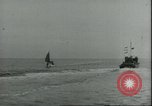 Standbild 8 Luftwaffen Besatzungsmitglieder Nordsee, 1945, aus Sekunde 52 historischem Filmmaterial Videoclip 65675061612