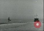 Standbild 8 Luftwaffen Besatzungsmitglieder Nordsee, 1945, aus Sekunde 54 historischem Filmmaterial Videoclip 65675061612