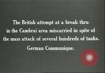 Standbild britischen Mark IV Panzer kampfunfähig durch die deutsche Artillerie Cambrai Frankreich, 1917, aus Sekunde 6 historischem Filmmaterial Videoclip 65675061614