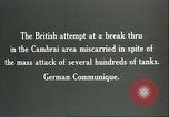 Standbild britischen Mark IV Panzer kampfunfähig durch die deutsche Artillerie Cambrai Frankreich, 1917, aus Sekunde 10 historischem Filmmaterial Videoclip 65675061614