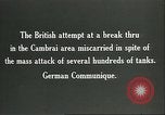 Standbild britischen Mark IV Panzer kampfunfähig durch die deutsche Artillerie Cambrai Frankreich, 1917, aus Sekunde 12 historischem Filmmaterial Videoclip 65675061614