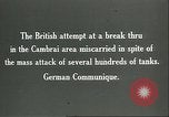 Standbild britischen Mark IV Panzer kampfunfähig durch die deutsche Artillerie Cambrai Frankreich, 1917, aus Sekunde 15 historischem Filmmaterial Videoclip 65675061614