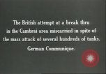 Standbild britischen Mark IV Panzer kampfunfähig durch die deutsche Artillerie Cambrai Frankreich, 1917, aus Sekunde 22 historischem Filmmaterial Videoclip 65675061614