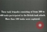 Standbild britischen Mark IV Panzer kampfunfähig durch die deutsche Artillerie Cambrai Frankreich, 1917, aus Sekunde 25 historischem Filmmaterial Videoclip 65675061614