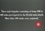 Standbild britischen Mark IV Panzer kampfunfähig durch die deutsche Artillerie Cambrai Frankreich, 1917, aus Sekunde 26 historischem Filmmaterial Videoclip 65675061614