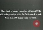 Standbild britischen Mark IV Panzer kampfunfähig durch die deutsche Artillerie Cambrai Frankreich, 1917, aus Sekunde 29 historischem Filmmaterial Videoclip 65675061614