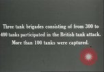 Standbild britischen Mark IV Panzer kampfunfähig durch die deutsche Artillerie Cambrai Frankreich, 1917, aus Sekunde 33 historischem Filmmaterial Videoclip 65675061614