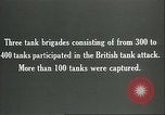 Standbild britischen Mark IV Panzer kampfunfähig durch die deutsche Artillerie Cambrai Frankreich, 1917, aus Sekunde 38 historischem Filmmaterial Videoclip 65675061614