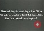 Standbild britischen Mark IV Panzer kampfunfähig durch die deutsche Artillerie Cambrai Frankreich, 1917, aus Sekunde 40 historischem Filmmaterial Videoclip 65675061614