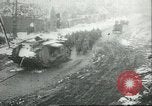 Standbild britischen Mark IV Panzer kampfunfähig durch die deutsche Artillerie Cambrai Frankreich, 1917, aus Sekunde 55 historischem Filmmaterial Videoclip 65675061614