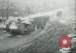 Standbild britischen Mark IV Panzer kampfunfähig durch die deutsche Artillerie Cambrai Frankreich, 1917, aus Sekunde 56 historischem Filmmaterial Videoclip 65675061614