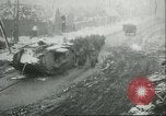 Standbild britischen Mark IV Panzer kampfunfähig durch die deutsche Artillerie Cambrai Frankreich, 1917, aus Sekunde 57 historischem Filmmaterial Videoclip 65675061614
