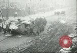 Standbild britischen Mark IV Panzer kampfunfähig durch die deutsche Artillerie Cambrai Frankreich, 1917, aus Sekunde 58 historischem Filmmaterial Videoclip 65675061614