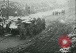 Standbild britischen Mark IV Panzer kampfunfähig durch die deutsche Artillerie Cambrai Frankreich, 1917, aus Sekunde 59 historischem Filmmaterial Videoclip 65675061614