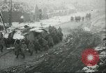 Standbild britischen Mark IV Panzer kampfunfähig durch die deutsche Artillerie Cambrai Frankreich, 1917, aus Sekunde 60 historischem Filmmaterial Videoclip 65675061614