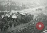 Standbild britischen Mark IV Panzer kampfunfähig durch die deutsche Artillerie Cambrai Frankreich, 1917, aus Sekunde 61 historischem Filmmaterial Videoclip 65675061614