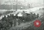 Standbild britischen Mark IV Panzer kampfunfähig durch die deutsche Artillerie Cambrai Frankreich, 1917, aus Sekunde 62 historischem Filmmaterial Videoclip 65675061614