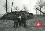 Standbild gefangenen britischen Mark IV heavy Tank Cambrai Frankreich, 1917, aus Sekunde 12 historischem Filmmaterial Videoclip 65675061615