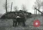 Standbild gefangenen britischen Mark IV heavy Tank Cambrai Frankreich, 1917, aus Sekunde 14 historischem Filmmaterial Videoclip 65675061615